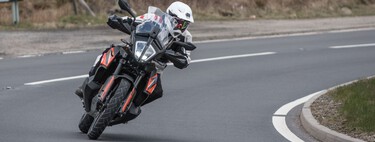 Cazada la KTM 890 SMT en España: como la Adventure, pero en Supermoto y solo para asfalto 