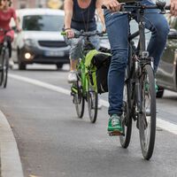 Si crees que los ciclistas ignoran las reglas de tránsito, voltea a ver lo que hacemos como automovilistas: este estudio les da la razón