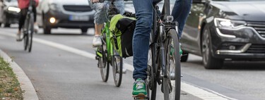 Si crees que los ciclistas ignoran las reglas de tránsito, voltea a ver lo que hacemos como automovilistas: este estudio les da la razón