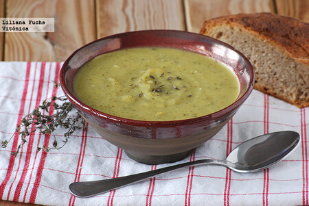 Crema de calabacín con chalotas confitadas y queso de cabra. Receta saludable