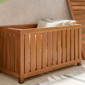 Ikea tiene el mueble de exterior más versátil que hemos fichado: es baúl, asiento extra y mesa de centro para balcones o terrazas 