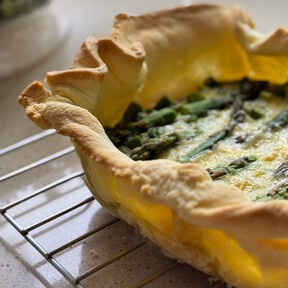Quiche de espárragos trigueros, un delicioso plato de temporada para compartir 