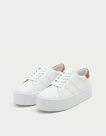 Rebajas en Pull & Bear: bamba de bloque picado en blanco por 15,99 euros en una amplia variedad de tallas