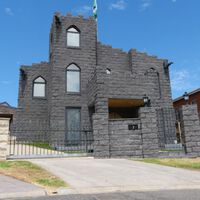 Pai usa as próprias mãos para erguer um castelo medieval para o filho apaixonado por jogos de guerra 