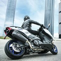Escape Akrapovic y equipamiento deportivo: El Yamaha TMax SX Sport Edition refuerza su carácter