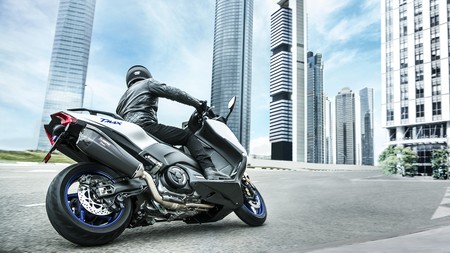 Escape Akrapovic y equipamiento deportivo: El Yamaha TMax SX Sport Edition refuerza su carácter