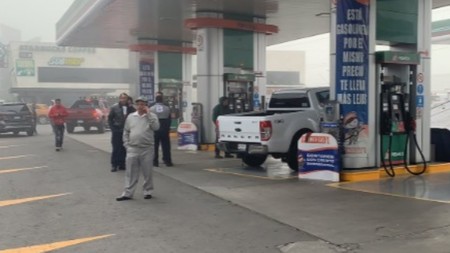 Despachan gasolina con agua en Edomex y mandan 50 autos al taller