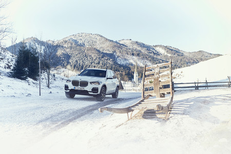 BMW X5 xDrive45e: hasta 87 km de rango en modo eléctrico y mejores consumos que un Prius