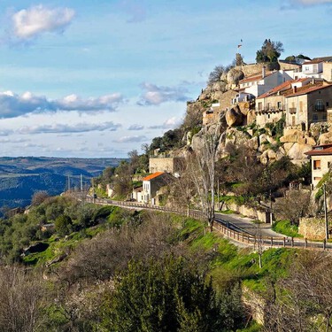 El pueblo medieval que enamoró a Unamuno con sus calles de piedra y vistas al Duero y esconde 1.000 bodegas bajo el suelo 