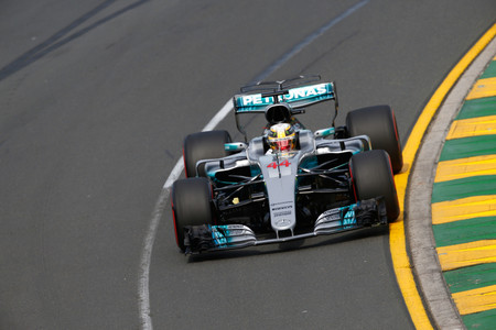 Lewis Hamilton sigue en otro planeta pero Ferrari le sigue de cerca en clasificación