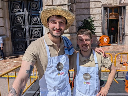 Néstor López, a la izquierda, junto a su socio en el restaurante y también cocinero Carlos Monje