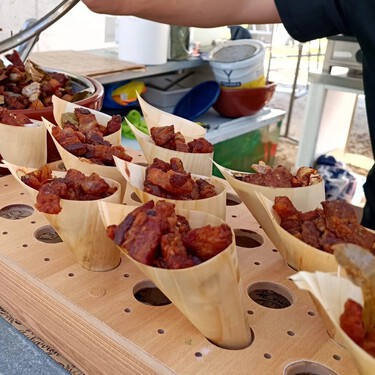 A los sevillanos les gusta tanto el chicharrón que le dedican una fiesta: así es el Chicharfest, el festival de la panceta frita 
