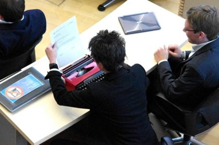 Con la máquina de escribir al Parlamento