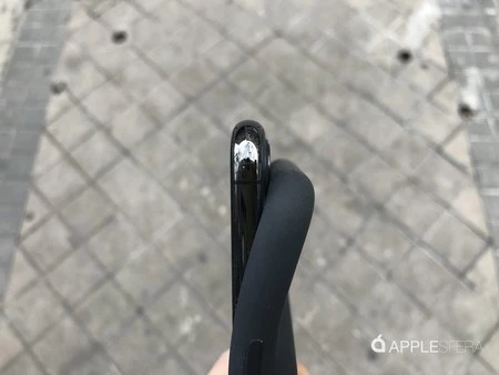 iPhone を上から挿入したときの側面図。ケースが折りたたまれて道ができる場所。