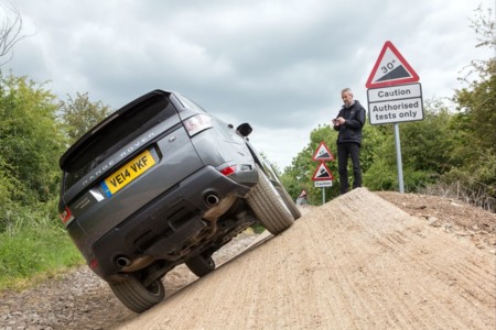 Un Range Rover Sport que puedes conducir con el móvil y que marca la senda de los coches autónomos