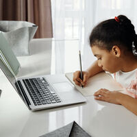 Amazon deja más barato que nunca este portátil Lenovo justo antes de la Vuelta al Cole con un descuento de 130 euros 