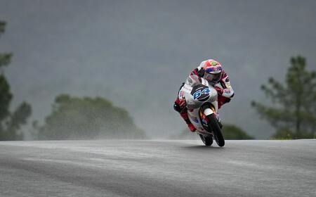El indonesio Mario Aji lidera unas caóticas pruebas de Moto3 en Portimao plagadas de caídas, lluvia y viento