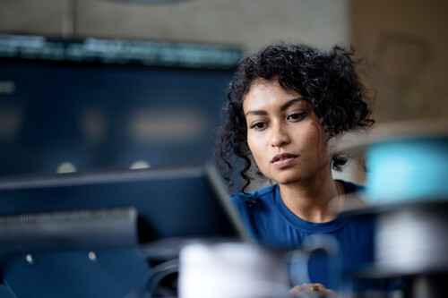 Mulher mexendo em computadores. Créditos:	Nitat Termmee/GettyImages