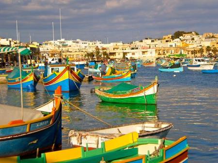 Malta y sus coloridos barcos típicos