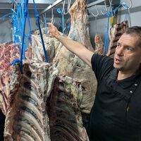 Hace casi 20 años, este cocinero trajo las carnes maduradas a España. Ahora quiere que su asador en Valencia sea el templo carnívoro que se merece