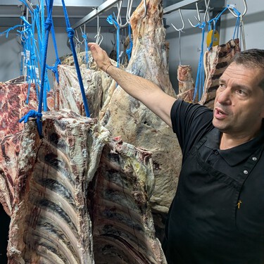 Hace casi 20 años, este cocinero trajo las carnes maduradas a España. Ahora quiere que su asador en Valencia sea el templo carnívoro que se merece