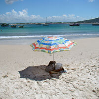 Hay señores levantándose a las 5:36 de la mañana para plantar su sombrilla en la playa de Torrevieja. La ley tiene cosas que decir