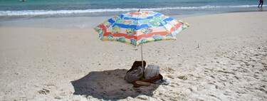 There are gentlemen getting up at 5:36 in the morning to plant its umbrella on the beach of Torrevieja. The law has things to say