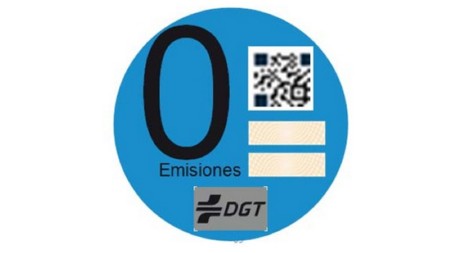 La DGT está enviando pegatinas distintivas a los dueños de coches eléctricos enchufables