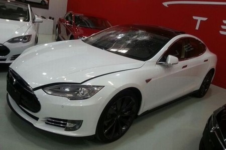 Un propietario enfurecido rompe, pero no mucho, su Tesla Model S