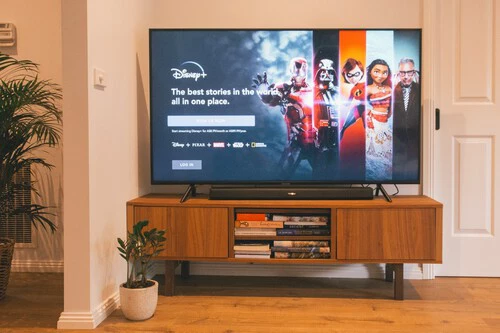 Foto de una tele con la interfaz de Disney+ en pantalla