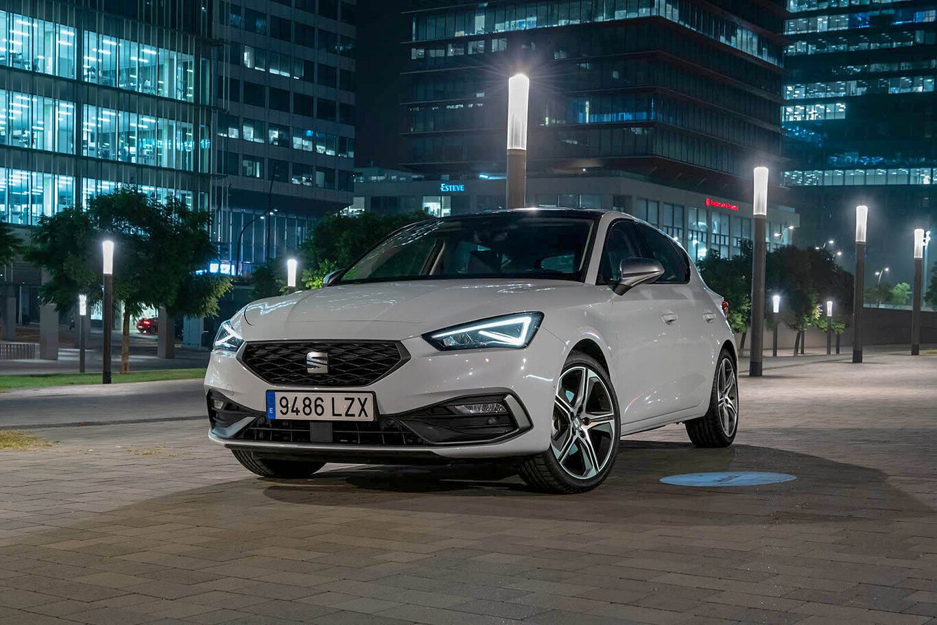 Probamos el SEAT León que yo me compraría: el compacto de siempre quiere que no te compres un SUV