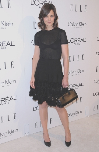 Katie Holmes y su atrevido vestido en su homenaje