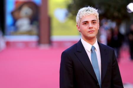 Xavier Dolan se pasea por el Festival de cine de Roma con nuevo look de cabello platinado