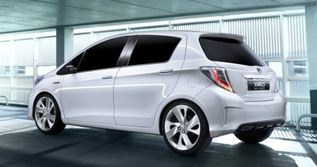 Toyota-Yaris-HSD-tras