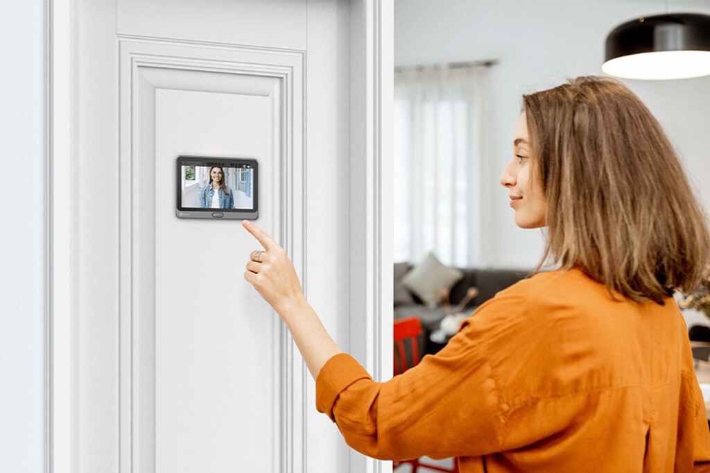 Con esta mirilla conectada podrás ver quien está tras la puerta de tu hogar y contestar al timbre como nunca antes lo has hecho
