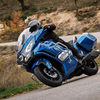 La rival lowcost de la BMW es española, vale la mitad, pero también tiene  la mitad de cilindrada y la mitad de potencia 
