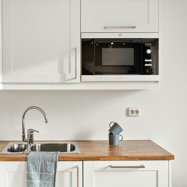 Una pastilla de lavavajillas basta para limpiar y desinfectar el microondas fácil y rápido