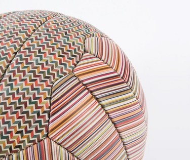 ¿Jugar al fútbol? Sí, pero con estilo y el balón diseñado por Paul Smith 