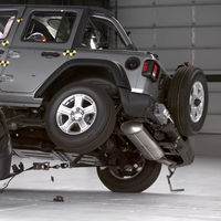 En video: El Jeep Wrangler termina volteado en su prueba de choque frontal