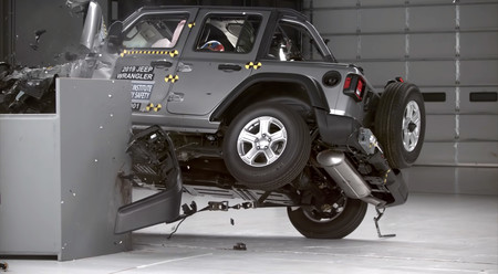 En video: El Jeep Wrangler termina volteado en su prueba de choque frontal