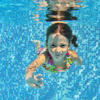 Cómo prevenir el ahogamiento de los niños en la piscina: vigílalos siempre, aunque sepan nadar o lleven manguitos