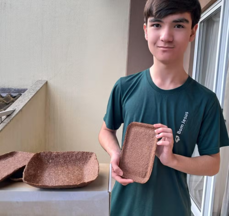 Lucas segurando a bandeja