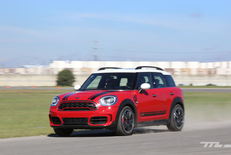 Manejamos el MINI Countryman JCW, un atleta entre los scouts