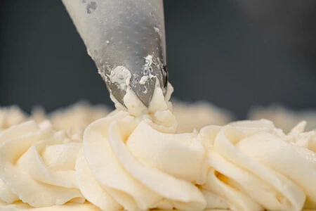 Cómo hacer crema muselina o crème mousseline, la refinada variante de la crema pastelera para decorar y rellenar postres