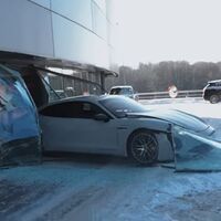 Se 'equivoca' de pedales y estrella un Porsche Taycan en un concesionario: el youtuber que quemó un Mercedes-AMG vuelve a liarla 