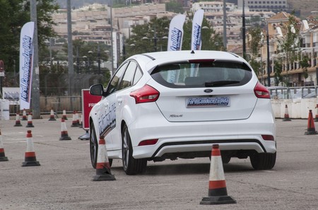 Controlar sobrevirajes y detectar peligros: Ford abre la inscripción para sus cursos gratuitos de conducción en Madrid