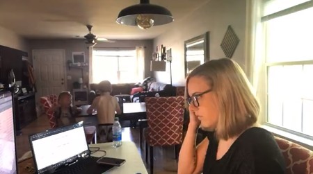 Dos horas de teletrabajo con niños resumidas en 24 segundos: el vídeo viral que muestra la realidad de muchas familias