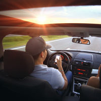 Guerra al móvil en el coche: ya hay quien propone que el culpable de un choque por distracción pague los daños