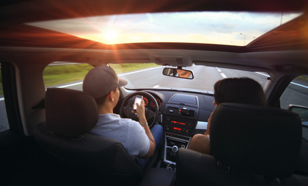 Guerra al móvil en el coche: ya hay quien propone que el culpable de un choque por distracción pague los daños