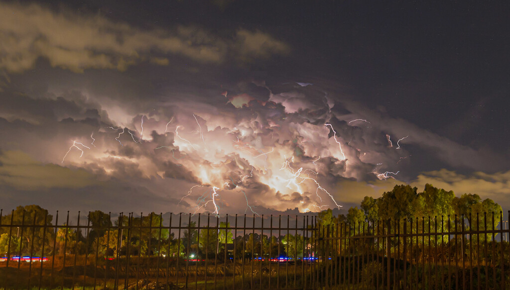 Qué es una tormenta seca: cuando el cielo lanza rayos, pero la lluvia nunca llega al suelo 